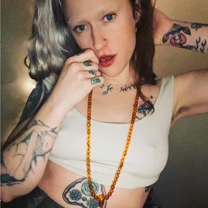 simple nude divided crop top🫀